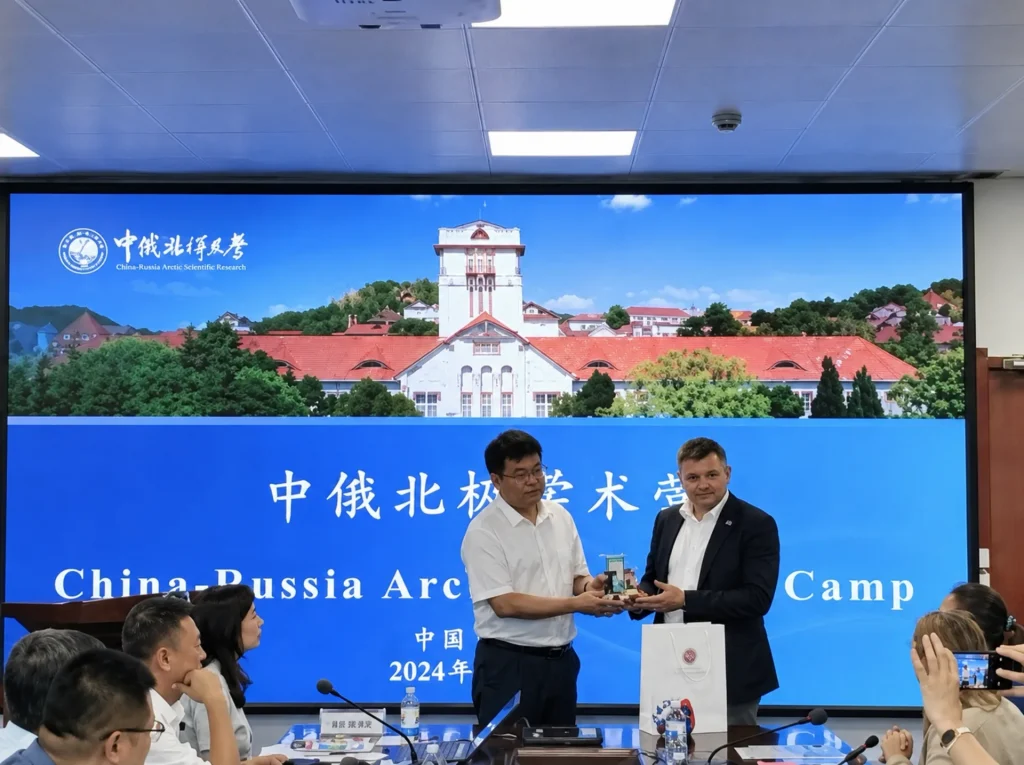 关于信息商务中心主任出席第五届中俄北极学术营开幕式的报道