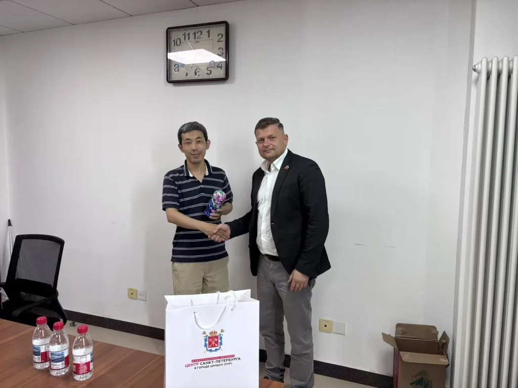 圣彼得堡信息商务中心主任在北京与对外经济贸易大学探讨合作前景